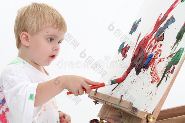 画架上可爱的小男孩绘画