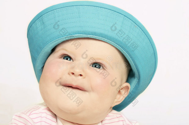戴太阳帽的快乐宝宝