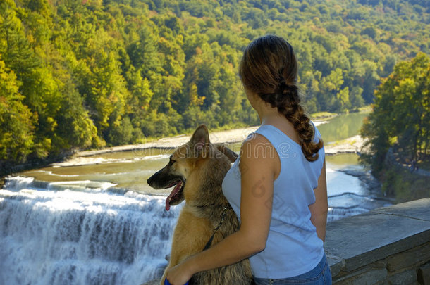 瀑布边的狗和女孩