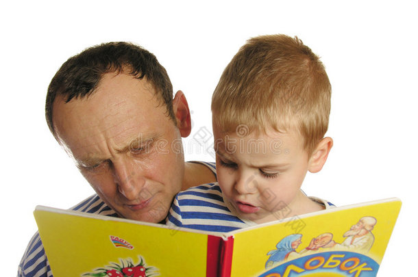 爷爷和孙子一起看书