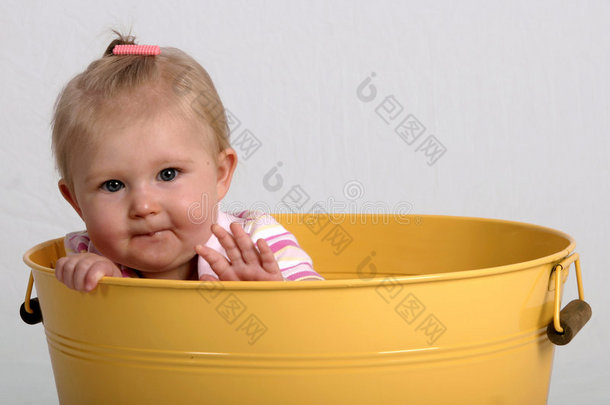 桶里的婴儿