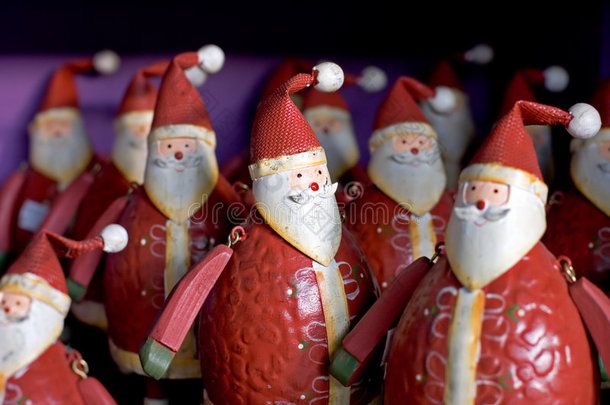 一排排有趣的圣诞老人摆在架子上出售