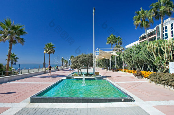 西班牙南部埃斯特波纳的沙滩长廊和喷泉