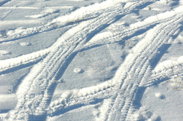 雪地里的轮胎痕迹