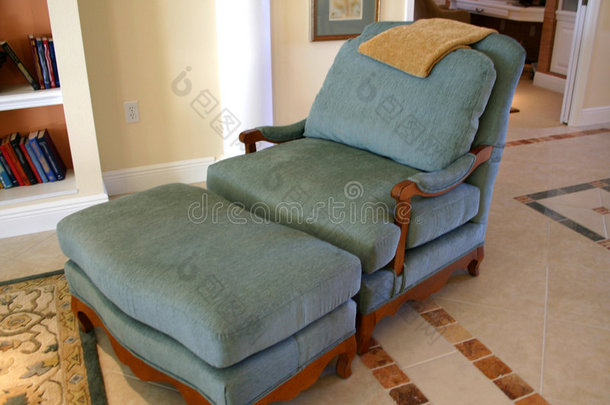 舒适的椅子和脚凳