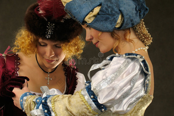 穿16-17世纪历史服装的女孩