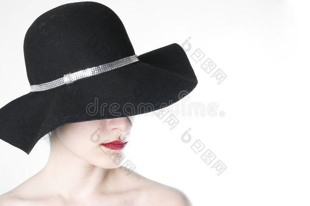 一个戴着羊毛闪光时尚帽子的女人