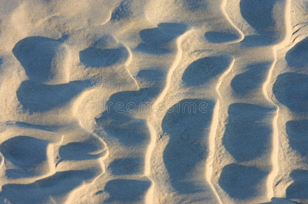 英国海滩上波浪在沙中留下的波纹