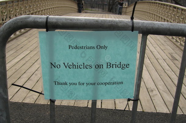 桥上行人专用标志