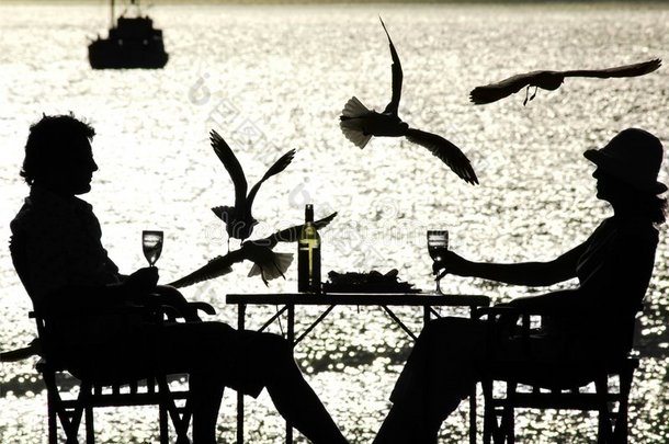 在海边吃饭的夫妇