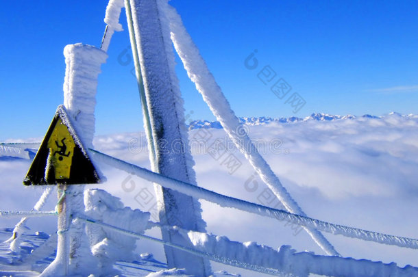 雪地警示牌