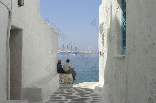 希腊米科诺斯海滨别墅放松的男人