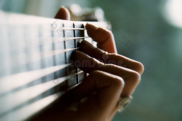 弹吉他