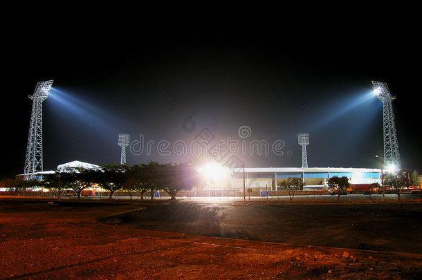 夜幕下的老绿点体育场。