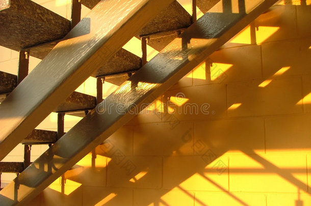阳光照在楼梯上