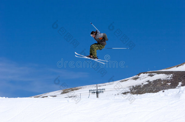 西班牙普拉多拉诺滑雪场斜坡上的男子滑雪