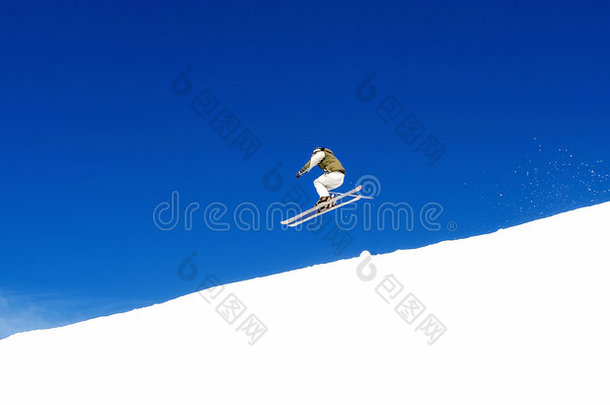 西班牙普拉多拉诺滑雪场斜坡上的男子滑雪