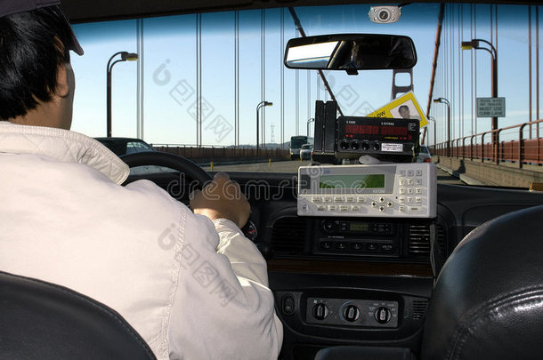 一辆出租车司机横跨<strong>金门大桥</strong>，旧金山，美国