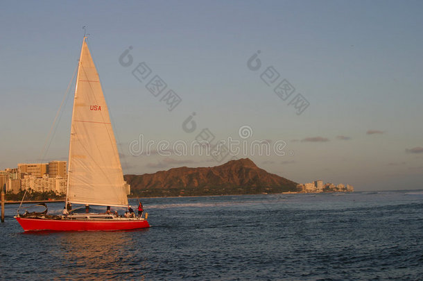 在夏威夷怀基基海滩航行的帆船