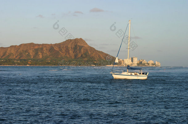 夏威夷威基基的帆船和钻石头