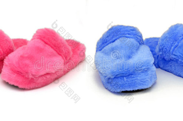 粉色和蓝色拖鞋