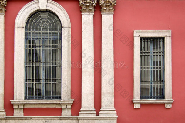 红墙和华丽的窗户