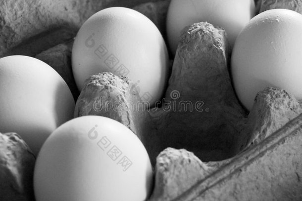 在柔和昏暗的光线下吃五个鸡蛋