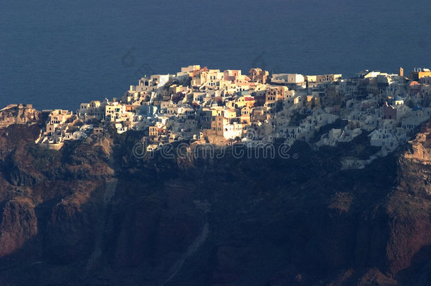 从菲拉（fira）看到的圣托里尼奥亚（oia）悬崖上的小镇。