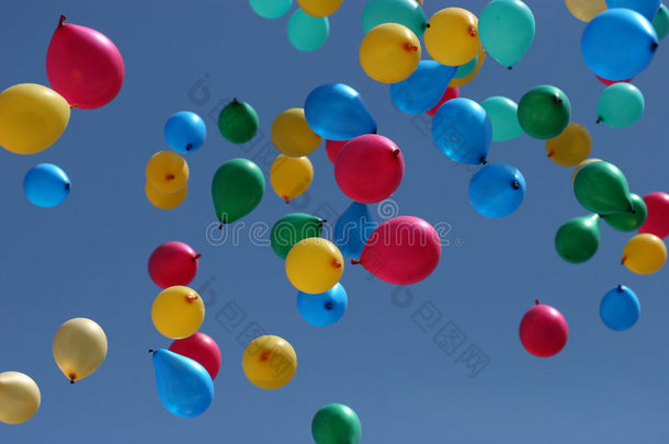 五彩缤纷的气球飞向天空