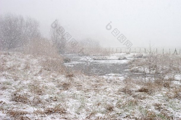 降雪时的鲁尔山谷草地