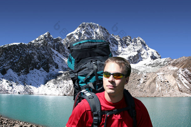 塔波切措和法利拉普切峰