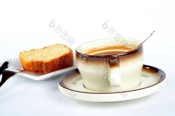白色陶瓷盘上的咖啡杯、勺子、刀叉海绵蛋糕