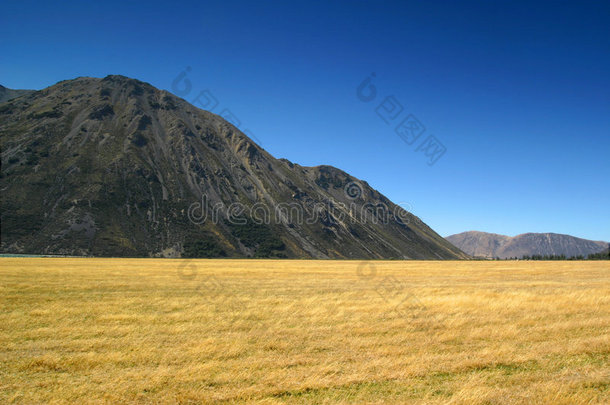 新西兰阿尔萨斯山口的小山