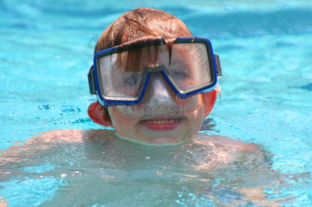戴着面具游泳的男孩
