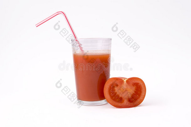 西红柿片和一杯西红柿汁加稻草