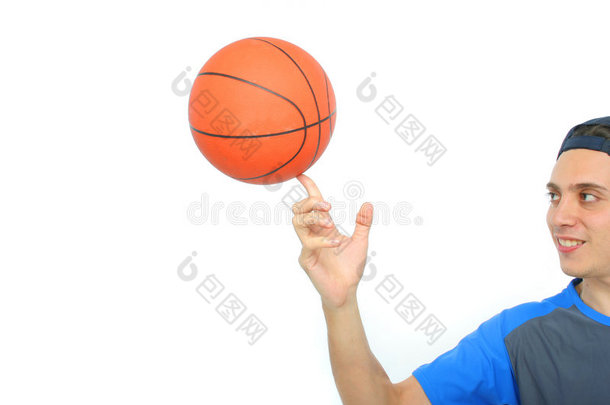 打篮球的年轻人孤立无援
