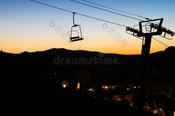日落时的滑雪椅