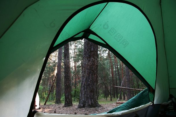 森林上的帐篷