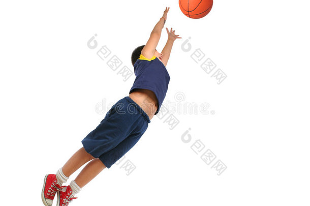 男孩孤立地打篮球。 飞翔和跳跃