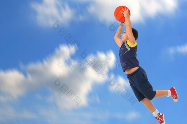 打篮球的男孩跳和飞