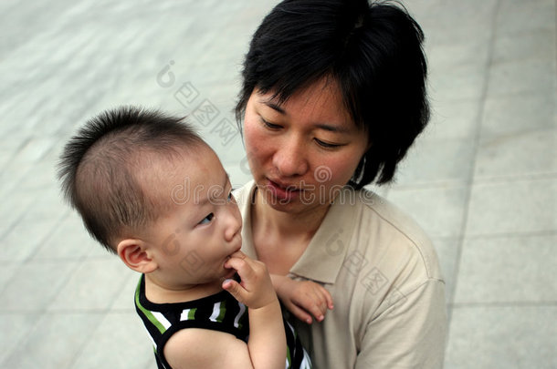 亚洲母亲和她的孩子