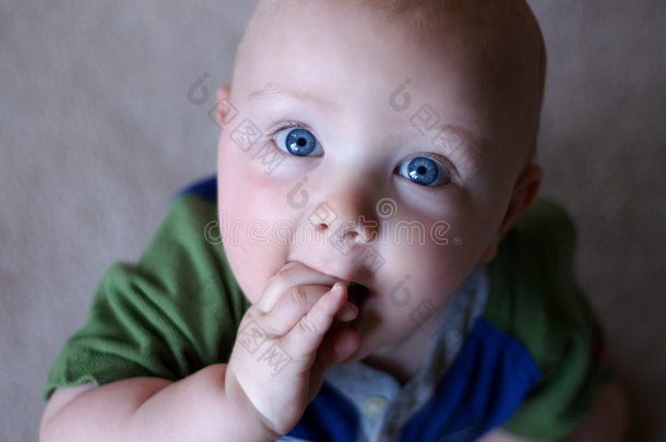 大蓝眼睛的婴儿
