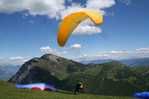 滑翔伞起飞意大利阿尔卑斯山。