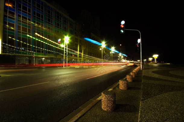 夜间的道路