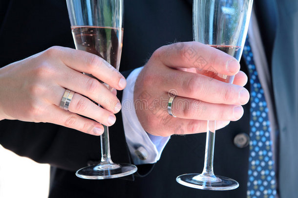 新婚夫妇手拿<strong>结婚</strong>戒指和香槟