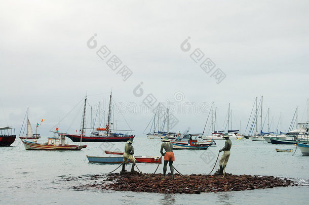 渔船和渔民雕像