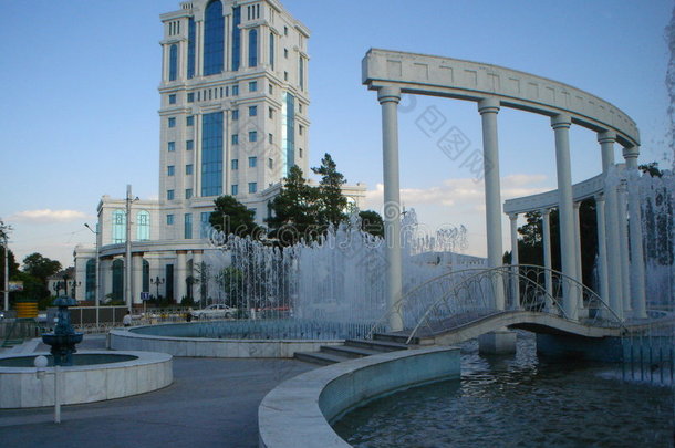 公园里的喷泉、小桥和白色柱子