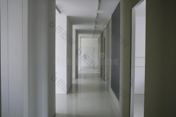 白色走廊