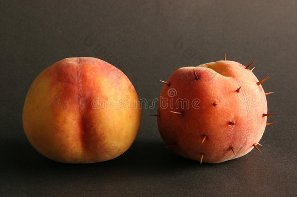 两个桃子。