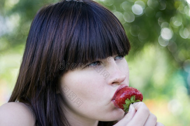 女孩吃草莓